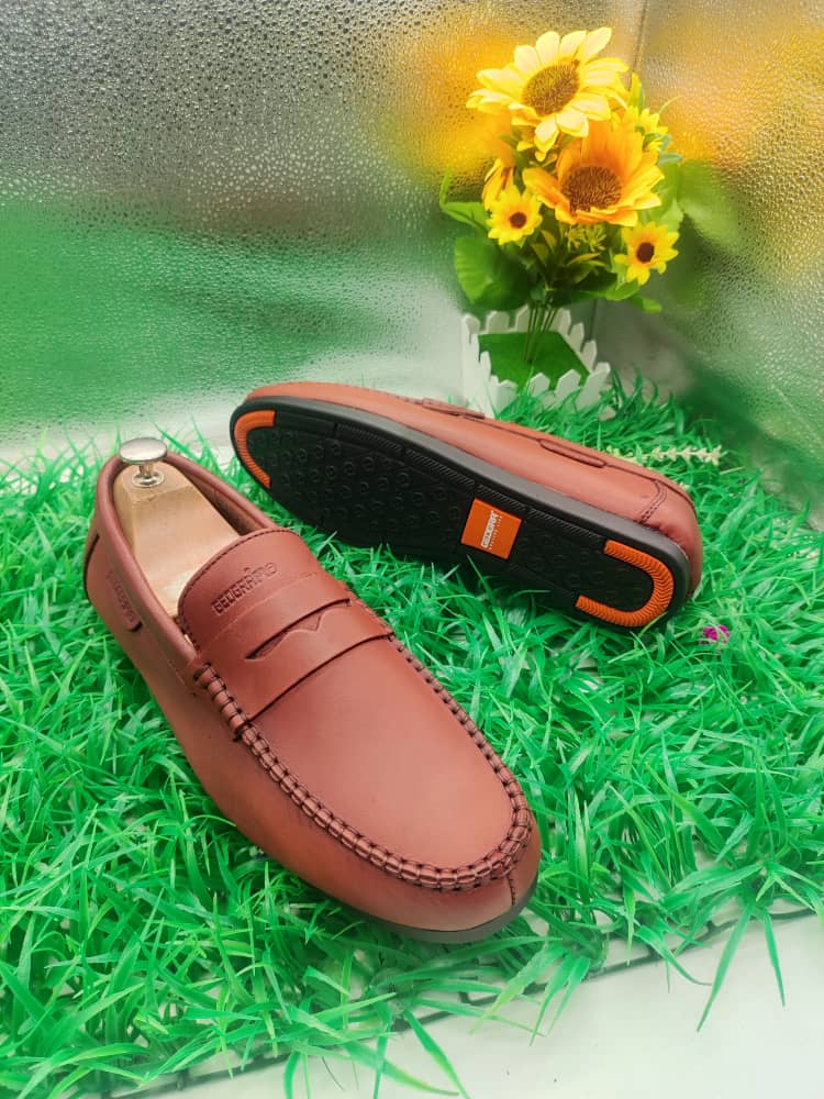 Chaussures hommes mocassins plats en cuir.